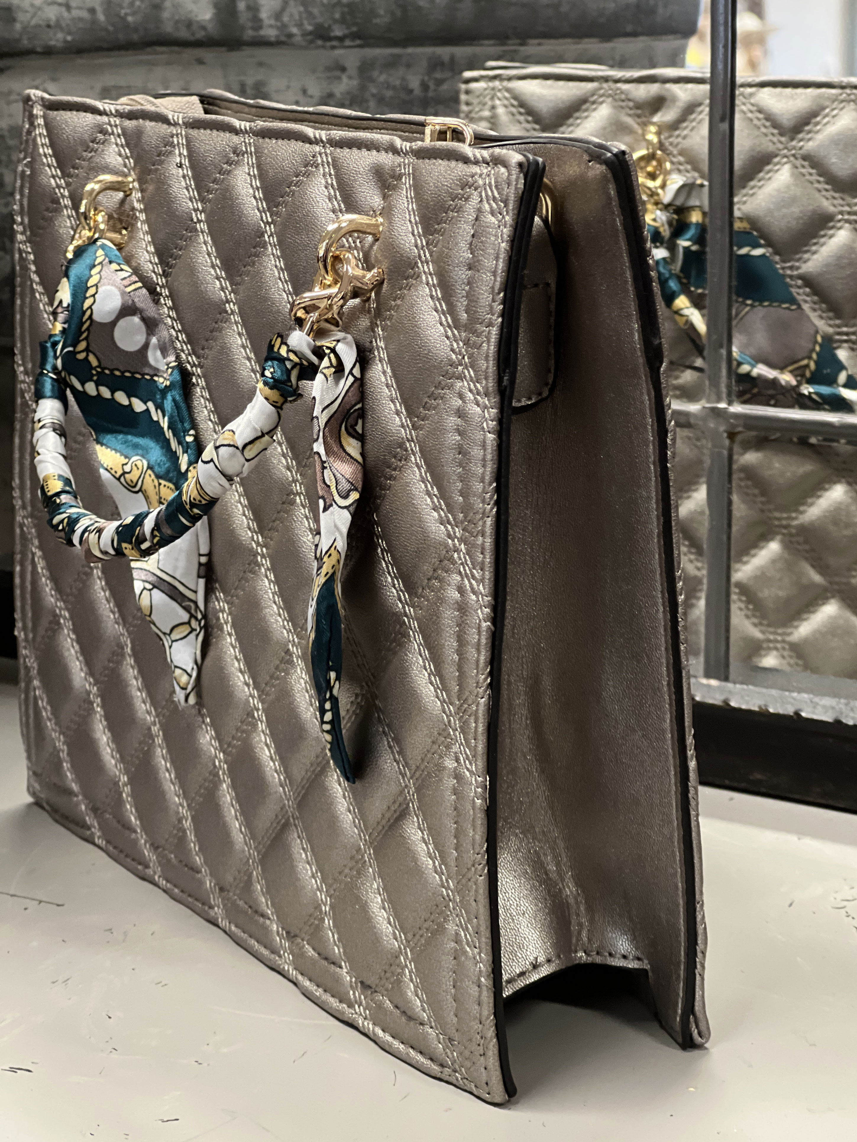 Irena - Fed quiltet taske med tørklæde